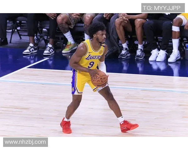 湖人队与鹈鹕队激战正酣NBA赛场精彩对决引发球迷热议